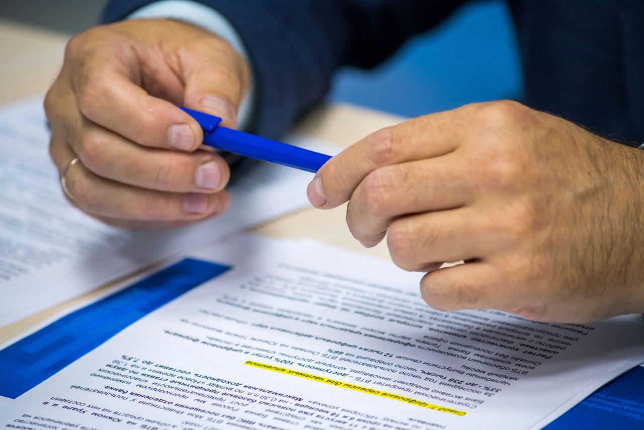 Многие челябинцы сталкивались с абьюзом на работе Почти каждый второй экономически активный житель Челябинска 39 лично сталкивался с психологическим давлением и другими формами абьюза со стороны руководства Ещё 25 опрошенных испытывали токсичное поведение от коллег Об этом говорят данные нового исследования крупной площадки по поиску работы Женщины чаще мужчин сообщают как о случаях давления со стороны начальства 44 против 34 так и со стороны команды 28 против 22 Наиболее уязвимой группой оказались работники 35 45 лет Основными проявлениями абьюза со стороны руководителей стали психологическое давление самодурство по 30 и прямые нарушения трудового законодательства 24 Среди последних принуждение к неоплачиваемым переработкам и задержки зарплаты Токсичность коллег чаще всего проявляется в необоснованных придирках 31 создании гнетущей атмосферы 27 и психологическом давлении 20 Более половины опрошенных или 55 считают что при абьюзе со стороны руководства нужно увольняться сразу Если давление исходит от коллег доля сторонников немедленного ухода ниже 45 Женщины и респонденты 35 44 лет чаще выступают за решительные действия eugenejut