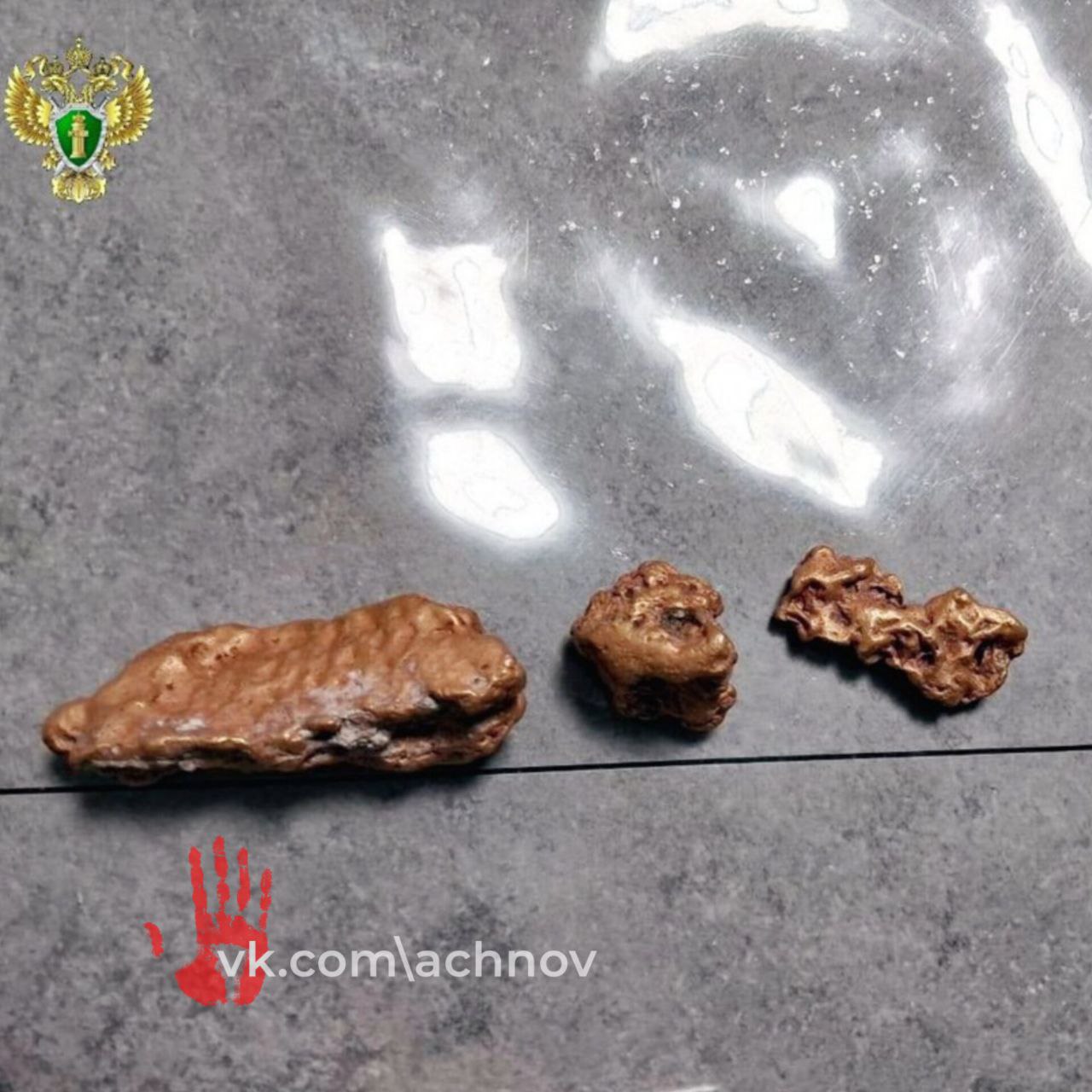 ‼ В Миассе местному жителю вынесли приговор за нелегальную покупку драгоценных металлов на сумму 14 миллионов рублей По информации следствия, с июня по ноябрь 2024 года он в обход всех правил купил несколько самородков и сыпучих материалов, из которых получилось чистое золото и серебро. В общей сложности он накопил 1,8 килограмма драгметаллов. Мужчина хранил свои «сокровища» дома, пока их не обнаружили сотрудники ФСБ. Теперь, как сообщили в прокуратуре Челябинской области, его признали виновным и назначили полтора года принудительных работ. Кроме того, 10% его доходов будут удерживаться в пользу государства, а также изъятые драгметаллы вернутся в казну.