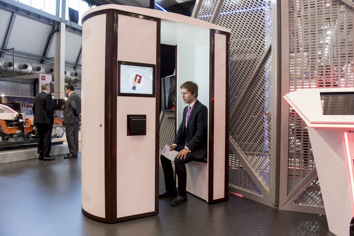 Наша умная криптобиокабина сократит сроки оказания госуслуг Криптобиокабину Портал Родина представила на IX Форуме МФЦ наша компания Аналитический Центр Программно технический комплекс предназначен для автоматизированного сбора обработки биометрических данных граждан Ядром криптобиокабины является отечественное программное обеспечение и российские комплектующие их доля в устройстве превышает 80 Система в автоматическом режиме собирает фотографии человека отпечатки его пальцев и образец голоса Также она проводит УФ верификацию документов и по защищенным каналам передает данные в государственные информационные системы По предварительной оценке внедрение криптокабин в МФЦ позволит сократить сроки предоставления услуги по выдаче гражданам биометрических загранпаспортов уже на первом этапе более чем в два раза отметил заместитель генерального директора Госкорпорации Ростех Александр Назаров Внедрение криптокабин в многофункциональных центрах госуслуг МФЦ повысит скорость работы с гражданами и снизит нагрузку на территориальные отделения по миграции МВД России rostecru