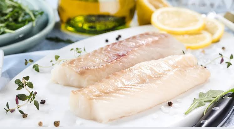 Бюджетным учреждениям нужна рыба  Губернатор Камчатского края Владимир Солодов на совещании у президента по развитию рыбохозяйственного комплекса попросил включить рыбу в перечень обязательных поставок в учреждения системы образования здравоохранения Минобороны МЧС и другие госорганизации Солодов отметил что согласно нынешним российским требованиям и нормам для каждой категории населения в среднесуточные минимальные наборы пищевой продукции рекомендуется включать определенное количество рыбной продукции Но учитывая то что СанПиН в этой части носит необязательный характер при осуществлении государственных закупок такие рекомендации строго не соблюдаются И зачастую на этапе формирования конкурсной документации заказчик не включает рыбу в перечень основных видов продуктов которые используются при оказании услуг заменяя ее иными видами белка животного происхождения добавил глава Камчатского края  Ранее закупать продукцию из минтая в медицинские учреждения начали в Приморском крае Очевидно что это один из самых действенных способов поднять потребление рыбопродукции в России Всё таки социальная сфера у нас в стране большая   Рыбхоз Всё о рыбе