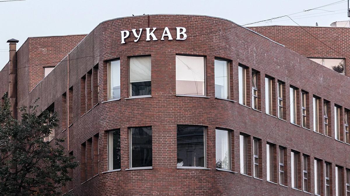 ПСБ снова пытается пристроить бывшую штаб квартиру банка Глобэкс на Садовом кольце По данным Ведомостей банк выставил на продажу часть бизнес центра Рукав у Таганки почти 13 тысяч квадратных метров за 1 9 миллиарда рублей Аукцион обещают провести до конца года но покупателей пока не видно Попытка продать здание уже была в феврале но за те же деньги желающих не нашлось В банке объясняют актив непрофильный проще говоря дорогой балласт Рядом с офисами Школа скульптуры Рукавишникова и арт кафе так что потенциальный инвестор получит не просто стены а почти культурное наследие с банковским прошлым nedvizha