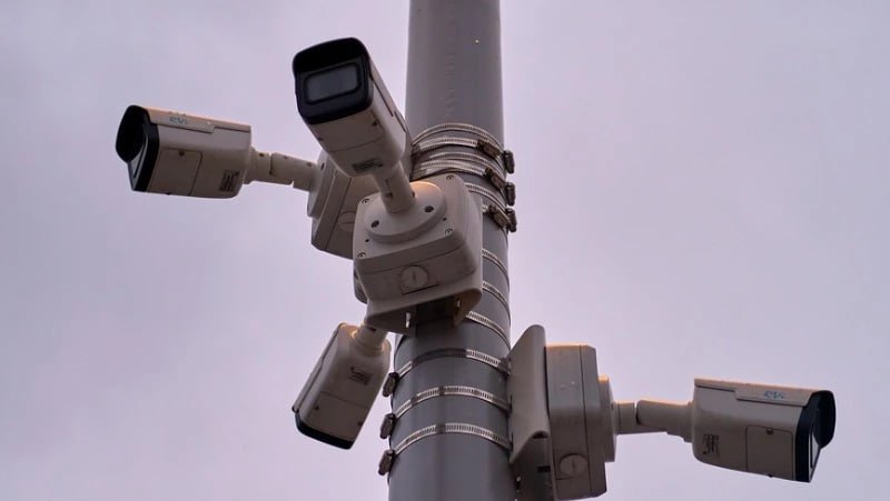 Строительные компании на Сахалине стали активнее внедрять умное видеонаблюдение За девять месяцев 2025 года количество предприятий установивших оборудование для видеонаблюдения выросло в 1 5 раза по сравнению с аналогичным периодом 2024 годом Об этом сообщают аналитики МТС   Лидером по внедрению видеонаблюдения в Сахалинской области стали строительные компании за год количество таких кейсов выросло вдвое   Девелоперы используют видеоаналитику для контроля сроков и объемов работ отслеживания перемещения техники и материалов на площадках   Напомним что в Московской области камеры переводят на зимний режим работы Умные устройства будут следить за сосульками и наледью на крышах Распознавать обледенение поможет нейросеть Технологии за время работы уже обнаружили в Подмосковье 37 тыс таких нарушений digitalbuild мониторинг сахалин