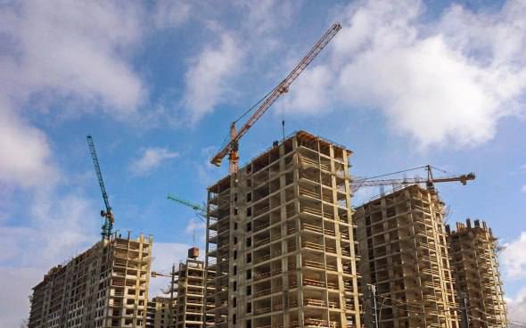 Темпы стройки в 2025 году замедлились что сказывается и на спросе на стройматериалы Но по мере снижения ключевой ставки ЦБ эксперты не исключают возникновения новых пиков спроса и дефицита в отдельных категориях Рассказываем какой прогноз дали эксперты рынку стройматериалов на 2026 год