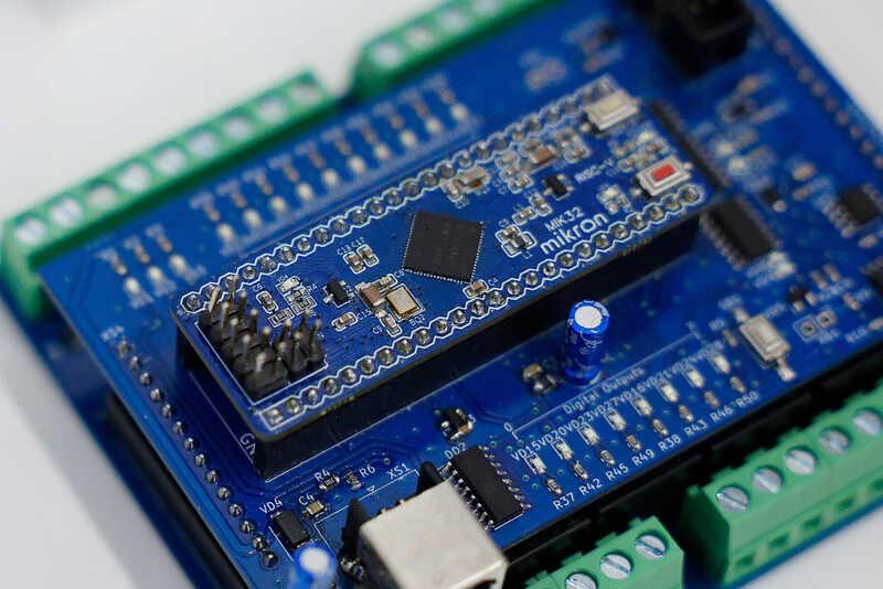 В Москве запущено производство фотонных интегральных схем для замещения критического импорта Фотонные интегральные схемы это ключевые компоненты для высокоскоростной передачи данных и вычислений нового поколения Мощности позволяют выпускать до 2 000 пластин в год что в итоге дает до 500 000 оптических чипов разной сложности Фотонные схемы работают быстрее обычной электроники и потребляют меньше энергии Они компактнее и при этом обходятся на 30 50 дешевле зарубежных аналогов Такие решения позволяют увеличивать скорость передачи данных в десятки раз и востребованы в телекоммуникациях центрах обработки данных сенсорных системах и перспективных вычислительных технологиях Запуск производства поможет сформировать в России новую высокотехнологичную отрасль