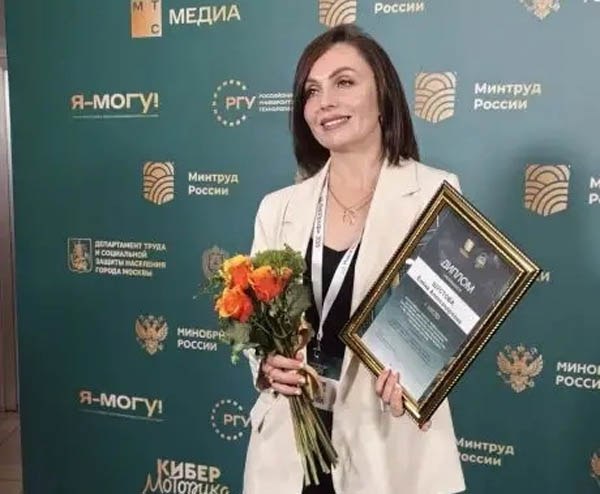 Елена Шустова учитель физической культуры и педагог дополнительного образования специальной коррекционной школы интерната 62 III IV вида города Улан Удэ заняла второе место в финале всероссийского конкурса Инва профи Её отметили дипломом в номинации Социально педагогические и социально психологические практики в образовании инвалидов и лиц с ОВЗ общее образование