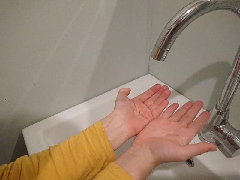 В Смоленске запланировано масштабное отключение воды    7 августа холодное водоснабжение отключат на девяти улицах Смоленска, об этом сообщает СМУП «Горводоканал». Это связано с ремонтными работами на городской водопроводной линии.       Список адресов   на сайте «РП».   Подписывайтесь на «Рабочий путь», чтобы всегда быть в курсе!