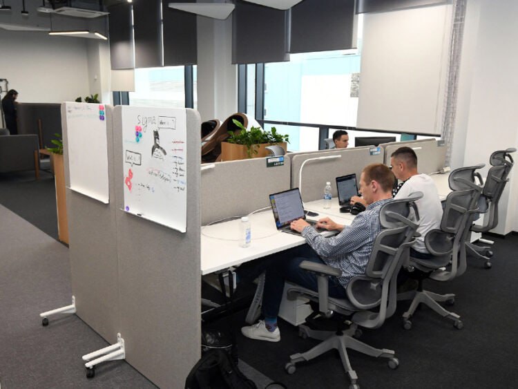 Июль 2026 года станет самым длинным рабочим месяцем Июль 2026 года станет самым длинным рабочим месяцем в нем запланировано 23 рабочих дня Об этом рассказала директор по персоналу и организационному развитию сервиса Работа ру Юлия Санина сообщает РИА Новости В апреле сентябре октябре и декабре ожидается по 22 рабочих дня Эксперт отметила что именно эти месяцы считаются наиболее выгодными для заработка Санина пояснила что при большом количестве рабочих дней средний дневной доход и отпускные практически совпадают поэтому уход в отпуск почти не снижает зарплату Подписаться Сообщить новость Вести Татарстан в MAX