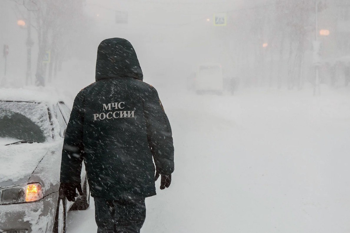 Резкое ухудшение погоды прогнозируют в южных и центральных районах Хабаровского края, будет метель. Об этом сообщили в ГУ МЧС России по региону.  «По информации синоптиков 28–29 января в южных и центральных районах Хабаровского края и на побережье Татарского пролива  Бикинский округ, Вяземский, имени Лазо, Советско-Гаванский, Ванинский, Нанайский, Комсомольский, Хабаровский, Амурский районы  ожидается снег, местами сильный, и метель», — сообщили в МЧС. Ожидается усиление северо-восточного ветра с порывами до 15-22 м/с. На дорогах снежный накат и заносы.  Спасатели предупреждают о возможном возникновении аварийных ситуаций на объектах ТЭК и ЖКХ, связанных с отключением источников энергоснабжения в результате перехлеста и обрыва проводов, отложения осадков на ЛЭП. При порывистом ветре возможно повреждение слабо закрепленных и ветхих конструкций, кровель зданий, падение деревьев и повреждение транспортных средств. Также повышается риск возникновения дорожно-транспортных происшествий, нарушений в работе всех видов транспорта.  Главам муниципальных образований направлены рекомендации о принятии мер на предупреждение происшествий и минимизацию возможных последствий. Силы и средства МЧС России и территориальной подсистемы РСЧС находятся в готовности к реагированию на происшествия.   СОВГАВАНЬ.PФ    Написать нам или прислать новость