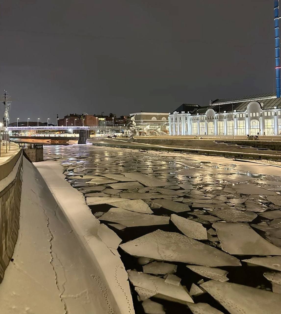 Синоптики предсказывают что в Москве и Подмосковье ожидаются резкие морозы которые достигнут 25 C на следующей неделе Уже завтра температура начнет понижаться а к выходным она может опуститься до 20 C в некоторых районах даже до 25 C Готовьтесь к холодам