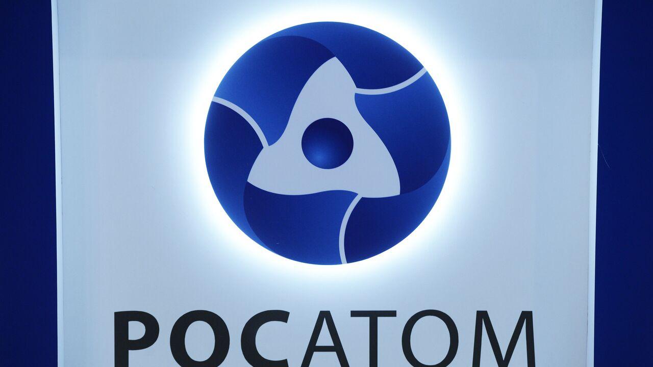 "Росатом" утвердил дорожную карту развития квантовых вычислений до 2030 года Соответствующий протокол подписан председателем комиссии, заместителем председателя правительства РФ Дмитрием Григоренко на прошедшей неделе Согласно документу, госкорпорация "Росатом" определена организацией, ответственной за реализацию дорожной карты Отмечается, что мероприятия новой дорожной карты "продолжают развитие квантовых вычислений в нашей стране, которое осуществлялось в 2020-2024 годах по соглашению правительства РФ с "Росатомом" и показало успешные результаты" В частности, в рамках первой дорожной карты создано четыре действующих российских квантовых вычислителя: 50-кубитный на ионах, 50-кубитный на атомах, 35-кубитный на фотонах и 16-кубитный на сверхпроводниках В числе целевых показателей дорожной карты до 2030 года развитие квантовых вычислителей и программного обеспечения для них: планируется создать квантовый вычислитель объемом 300 кубитов, а также разработать и реализовать 54 новых квантовых алгоритма в дополнение к 34 квантовым алгоритмам, созданным на первом этапе квантового проекта Разработанное программное обеспечение будет применяться для квантовой оптимизации, квантовой химии, квантового моделирования и обработки больших данных Подписаться