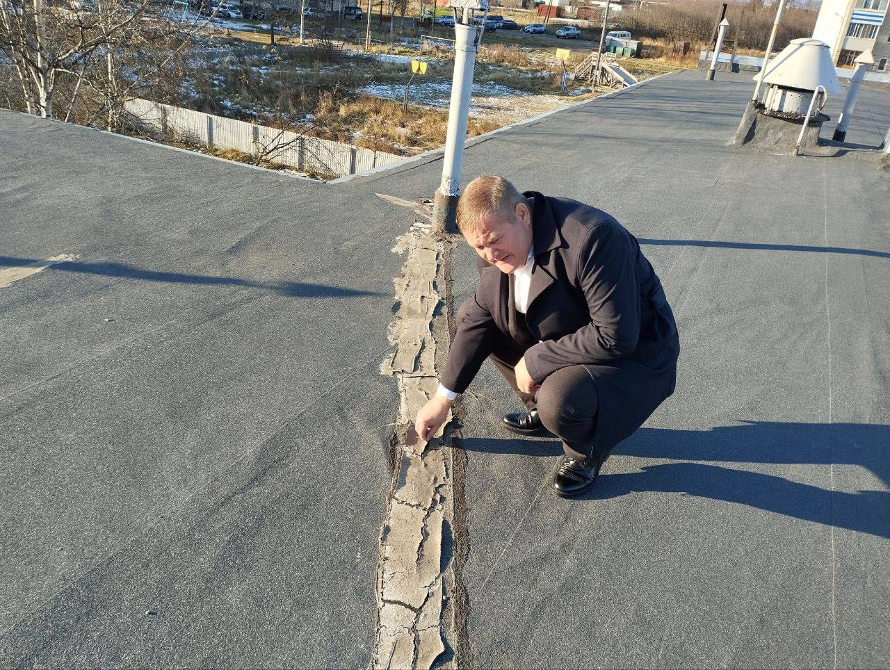 Крышу детсада Маячок в посёлке Токи капитально отремонтируют Глава района Алексей Маслов посетил дошкольное учреждение осмотрел кровлю и пообещал провести капитальный ремонт весной следующего года Он сообщил что сейчас проведут точечный ремонт крыши а на следующий год запланируют ее капитальный ремонт Глава Ванинского района добавил что во время плановых визитов в населенные пункты района будет обращать внимание на социальные объекты в которых могут возникнуть такие же проблемы todaykhv