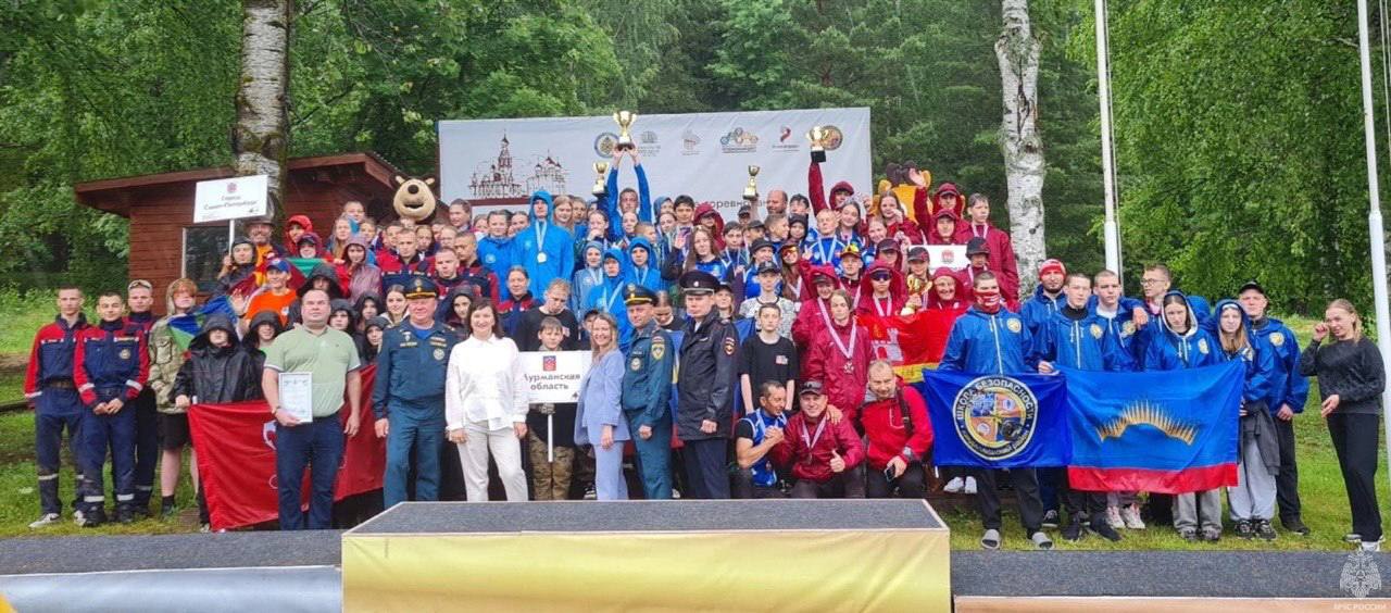 «Школа безопасности 2025»: подводим итоги В Великоустюгском муниципальном округе Вологодской области завершились XXVII межрегиональные соревнования «Школа безопасности». «Команды Заполярья прошли серьезные испытания, приложили максимум усилий и достойно представили наш регион на соревнованиях. Ребята проверили себя не на словах, а на деле, в реальных условиях», - комментирует заместитель начальника #МЧСМурманск Александр Шильников. Какие испытания ждали команды из Мурманской области читай тут