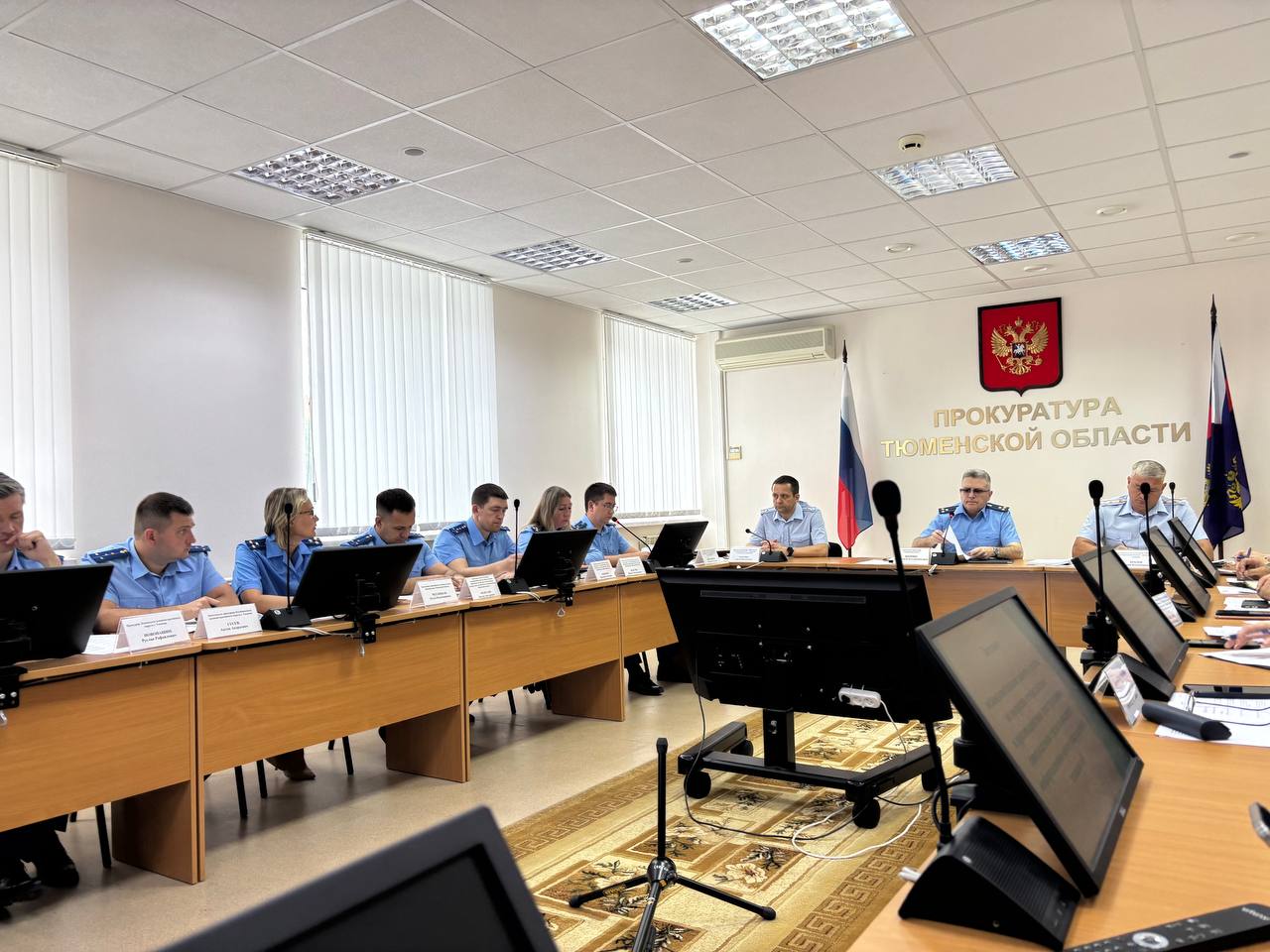 В прокуратуре Тюменской области обсудили вопросы профилактики и противодействия преступлениям, совершаемым с использованием информационно-коммуникационных технологий Заместитель прокурора Тюменской области Александр Шорин провел очередное заседание межведомственной рабочей группы, на котором участники обсудили проблемные вопросы противодействия преступным посягательствам с использованием информационно-телекоммуникационных технологий, принимаемые меры по профилактике преступности, в том числе исковая работа прокуроров по защите прав потерпевших, по привлечению к ответственности операторов связи по фактам пропуска в сеть подменного трафика. Отмечено, что уровень киберпреступности в регионе остается стабильно высоким. Несмотря на системность ранее принятых мер, за 5 месяцев 2025 года число таких преступлений возросло на 23,7% до 5 217 . Их доля в общем массиве преступности достигла 47%. Большую часть среди киберпреступлений составляют мошенничества – их число возросло на 20,8% до 3 246 . От действий злоумышленников в текущем году пострадал 731 пенсионер и 20 инвалидов I и II группы. Размер причиненного гражданам ущерба составил 911 млн рублей. По итогам совещания выработаны конкретные меры, направленные на повышение эффективности работы в обозначенной сфере. Подробнее на сайте прокуратуры Тюменской области