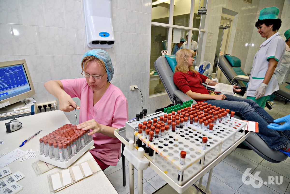 Срочно ищет доноров областная станция переливания крови Запасы закончились после праздников Востребованы все группы особенно с отрицательным резусом По данным Службы крови Свердловской области во время новогодних каникул количество доноров традиционно снижается на 30 50 в то время как травм и несчастных случаев становится больше Чтобы быстрее пополнить запасы порядок сдачи крови временно упростили В Екатеринбурге с 12 по 23 января доноров будут принимать без предварительной записи через портал Госуслуг РФ по адресу Пальмиро Тольятти 8 Сдавать кровь может любой желающий старше 18 лет если он весит больше 50 кг и не имеет противопоказаний   Новости из Екатеринбурга