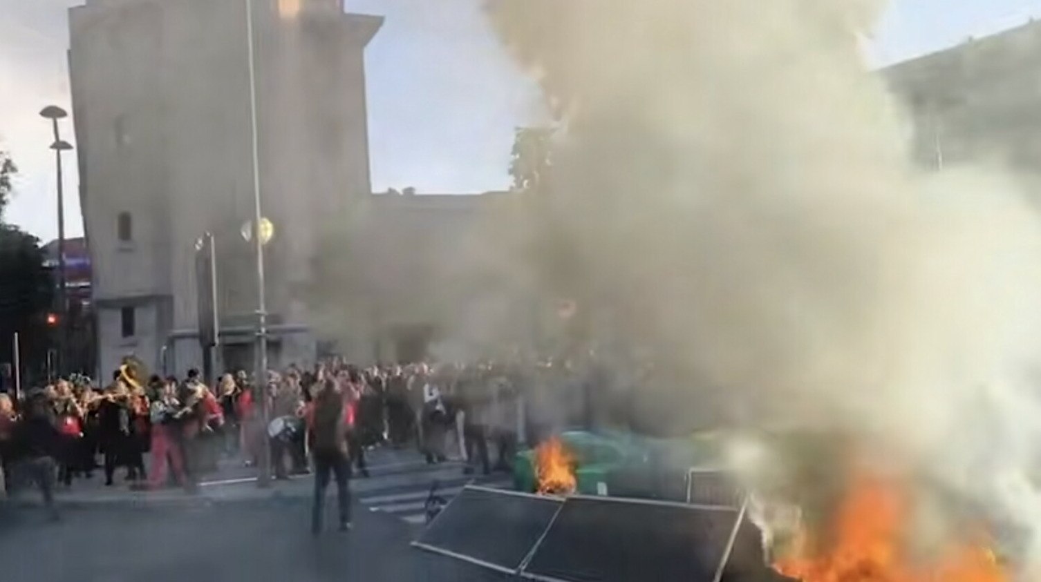 В Париже протестующие перекрыли улицы и жгут костры Во Франции вспыхнули масштабные протесты против политики властей Демонстранты перекрывают улицы жгут костры и вступают в столкновения с полицией Акции поддержал основатель Telegram Павел Дуров Прислать новость