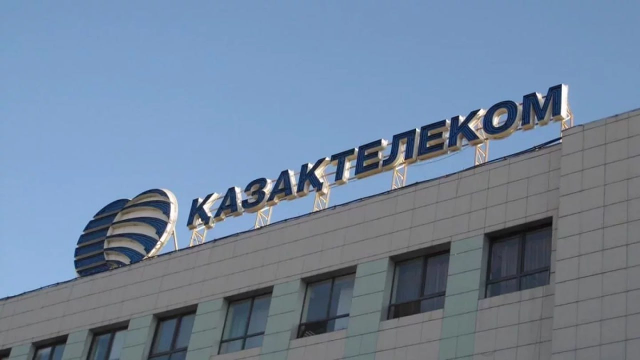 Против Казахтелекома начали расследование Национального оператора связи подозревают в завышении цен на проводной интернет По данным АЗРК в 2024 году тарифы оператора на скорости до 100 200 и 500 Мбит с выросли до 20 Специалисты выяснили что в жилых домах стоят барьеры которые не позволяют подключать альтернативных провайдеров Это мешает развитию конкуренции Другие операторы жалуются на подключение к кабельно канализационным сетям им приходится платить за технические условия хотя по закону они не обязаны этого делать АЗРК добилось устранения нормативных барьеров Так из документов убрали требование иметь собственные сети связи для участия в распределении радиочастот А в закон О связи внесли поправки Регулятор сообщил о рисках завышенных цен и в мобильной связи Сейчас рассматривается вопрос о запуске отдельного расследования против одного из операторов Месяц назад в АЗРК поделились результатами аудита по ценообразованию в Яндекс Такси Компанию подозревали в завышении цен на некоторые тарифы Фото АО Казахтелеком t me orda kz