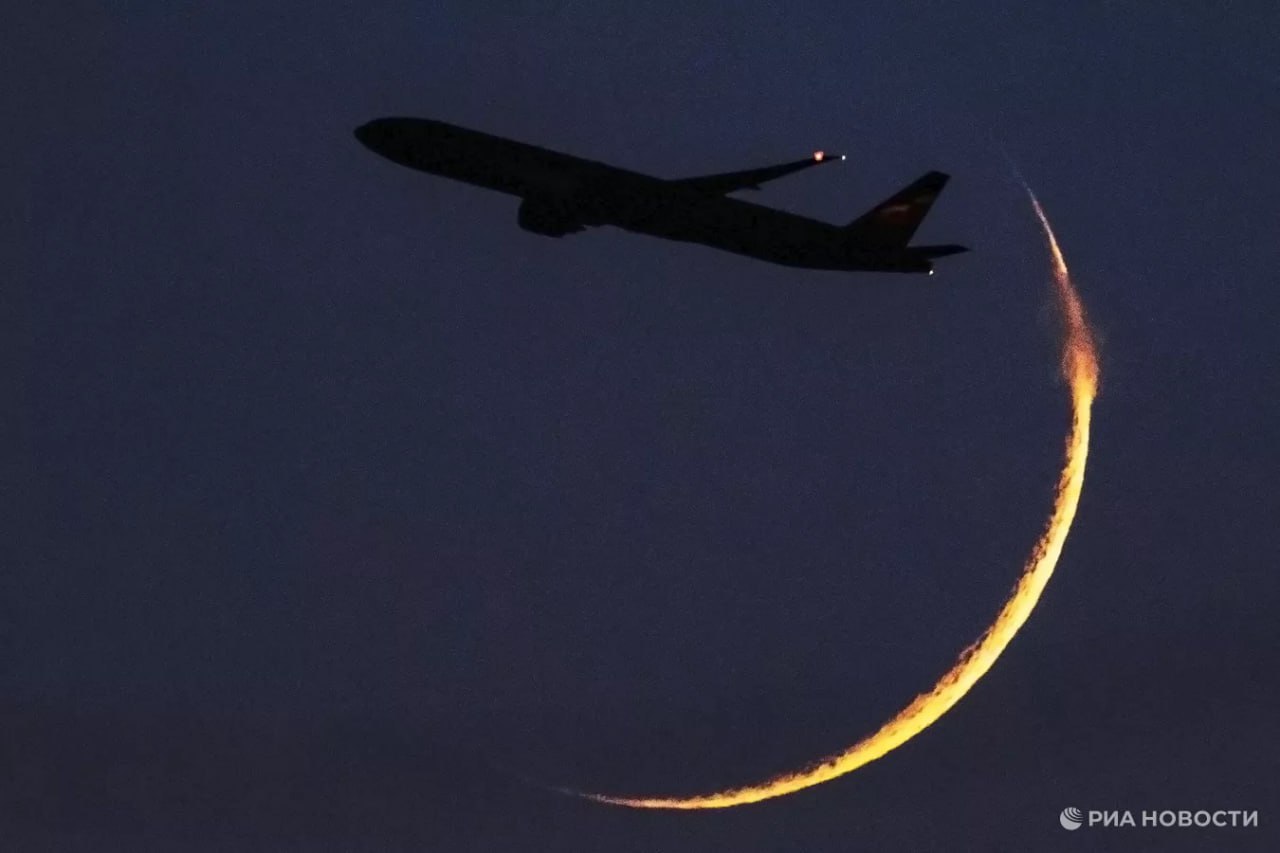 Пассажиры в России смогут вернуть даже невозвратные авиабилеты в случае задержки рейса более чем на 30 минут Это а также обязанность размещать детей до 12 лет рядом с сопровождающими и возможность воспользоваться обратным билетом при опоздании на первый рейс изложено в новой версии Федеральных авиационных правил которые вступят в силу 1 марта Как рассказал РИА Новости авиационный эксперт Олег Пантелеев согласно новым правилам авиакомпании будут обязаны предоставлять прохладительные напитки в случае трехчасовой задержки рейса а горячее питание в случае шестичасовой Подписаться на РИА Новости экономика Все наши каналы