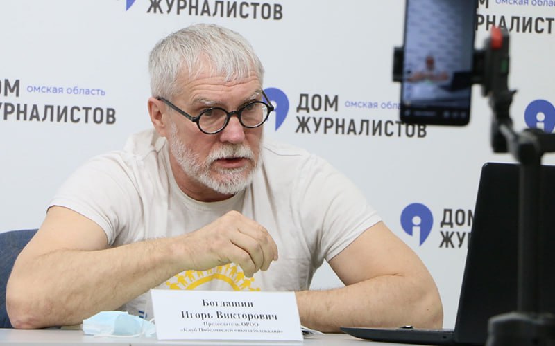 Гендиректор государственных омских аптек арестован за льготные лекарства Куйбышевский районный суд Омска отправил в СИЗО бывшего гендиректора АО «Аптечная сеть „Омское лекарство“» Игоря Богдашина. Его подозревают в мошенничестве в особо крупном размере ч. 4 ст. 159 УК , сообщила прокуратура. С ноября 2024 года по март 2025-го Богдашин заключил контракты на поставку лекарств для выдачи отдельным категориям граждан. Но договоры подписывали с подконтрольными ему компаниями по завышенной стоимости, считает следствие. Ущерб бюджету Омской области оценивается в 4 млн рублей. Богдашин отрицает вину. Его дважды увольняли по указанию минздрава региона, но он восстаналивался в должности через суд. Местные СМИ допускают конфликт между ним и министром здравоохранения Омской области Дмитрием Маркеловым. По данным сайта госзакупок, крупнейший договор в ноябре 2024 года «Омское лекарство» подписало на поставку австрийской «Акласты» за 8,17 млн рублей, обратил внимание «Сибирский экспресс». Поставщик в карточке контракта почему-то не указан. Не назван и подрядчик, с которым заключили соглашение на закупку российской «Реагилы» за 4,2 млн. Подписаться Прислать новость Помочь бустами