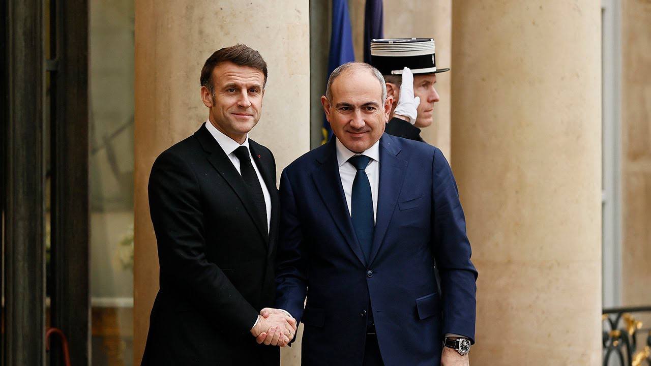 Премьер министр Никол Пашинян 29 30 октября будет находиться с рабочим визитом во Французской Республике Сегодня премьер министр примет участие в 8 й Парижской мирной конференции Также запланированы двусторонние встречи 30 октября в Елисейском дворце состоится встреча премьер министра Пашиняна с президентом Французской Республики Эмманюэлем Макроном  пресс служба Правительства Армении KarabakhRecords подписаться на канал