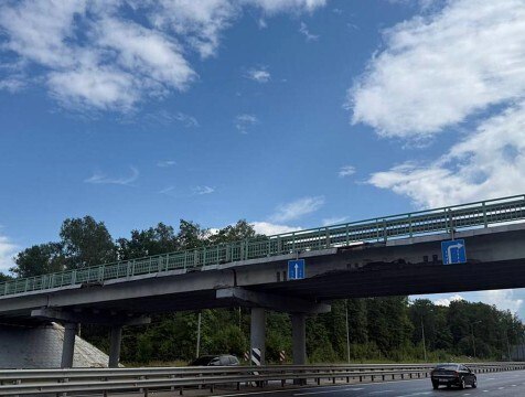 В районе Ястребовской развязки введут временные ограничения на движение На 23 километре автодороги Р-132 "Золотое кольцо" в Калуге вводятся временные ограничения движения транспорта. Проезд по путепроводу будет возможен по одной полосе со светофором и ограничением габаритов по ширине до 3,5 метров. Это связано с необходимостью ремонтных работ. Ограничения продлятся с 1 августа по 30 ноября 2025. Об этом сообщает региональное министерство транспорта со ссылкой на федеральных коллег.