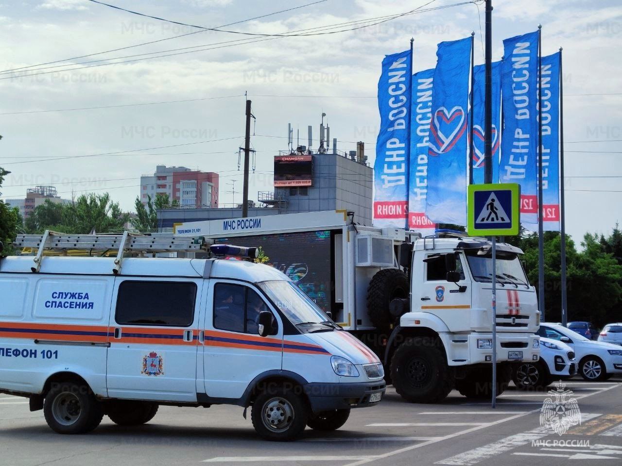 Дворец спорта в Нижнем Новгороде станет полигоном учений Сегодня на базе культурно-развлекательного комплекса «Нагорный» Дворец спорта состоятся пожарно-тактические учения под эгидой Главного управления МЧС России по Нижегородской области. Цель – показать тактическую и боевую работу подразделений. В натурных декорациях разыграют крупный пожар со спасением пострадавших. В рамках учений продемонстрируют взаимодействие персонала развлекательного комплекса и всех экстренных служб, а также отработают спектр мероприятий по эвакуации, спасению людей и тушению пожара на крупном объекте. Прямо на месте для координации тушения крупного «пожара» развернётся штаб службы пожаротушения. Разведка и борьба с "огнём", разнообразные способы спасения пострадавших и работа психологов - это и много другое зрители увидят своими глазами. За ходом масштабных учений на объекте с массовым пребыванием людей можно будет следить в режиме онлайн прямо на экране мобильного комплекса информирования и оповещения населения. Прямую трансляцию обеспечат подразделения беспилотной авиации и связи Главного управления.