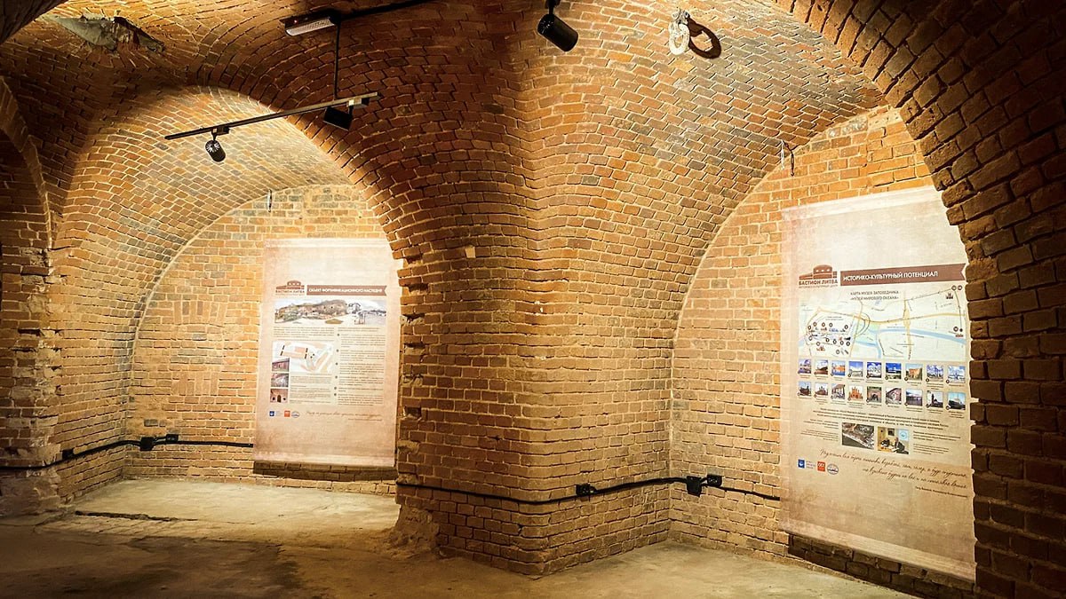 Бастион Литва в Калининграде хотят полностью реконструировать к лету 2026 года Полную реконструкцию бастиона Литва в Калининграде находящегося в пользовании Музея Мирового океана планируют завершить к лету 2026 г Об этом сообщил генеральный директор музея заповедника Денис Миронюк По его словам в прошлом году в историко культурном центре Бастион Литва шли активные реставрационные работы Они связаны с отделкой фасадов реставрацией с полной переделкой перекрытий снятием земляного вала В следующем году реконструкция будет завершена Тот перечень который заложен в контракте у подрядчика будет выполнен летом 2026 г добавил Миронюк Музей Мирового океана Telegram Max