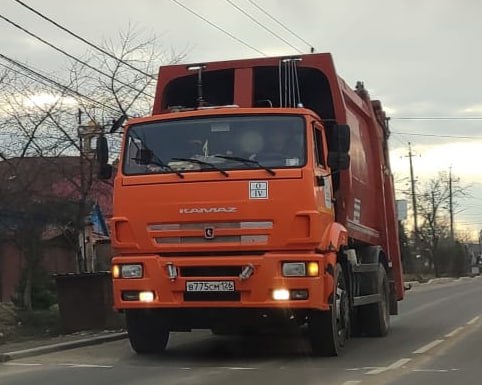 Более тысячи коммунальщиков задействованы на вывозе мусора в новогодние праздники на Ставрополье  Как сообщает ИА «Победа 26» со ссылкой на министра жилищно-коммунального хозяйства Ставрополья Александра Рябикина, в праздничные дни 1195 человек и 451 единица техники в оперативном режиме будут ликвидировать отходы на территории региона.   А по словам представителей «Эко-Сити», с 30 декабря и в первые дни наступившего года работа и вовсе ведётся в две смены, чтобы успевать всё вывозить. Также у регоператора есть порядка 15 подстраховочных машин, которые могут в любой момент выехать на завалы.   Кстати, телефон горячей линии регоператора ООО «Эко-Сити»: 8-800-770-09-23.