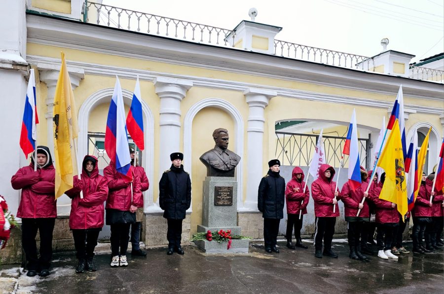 В Орле на улице Гуртьева установили бюст легендарному орловскому разведчику Илье Старинову  Открытие бюста состоялось сегодня, 20 декабря, и было приурочено ко Дню работника органов безопасности.