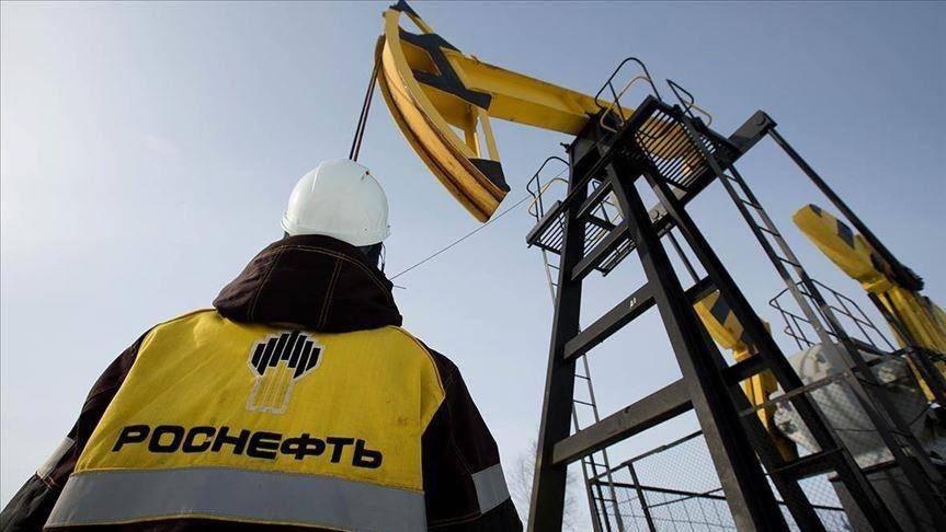 «Роснефть» прогнозирует снижение цены нефти до $45, что вызовёт огромные проблемы для российского бюджета Глава «Роснефти» Игорь Сечин на ПМЭФ представил прогноз по ценам на нефть. По оценке компании, в 2025 году стоимость барреля составит около $45, а в 2026 году снизится до $42-43. Сечин утверждает, что «Роснефть» стремится избежать зависимости от колебаний цен на нефть, несмотря на прогнозы некоторых экспертов о возможном росте до $100 за баррель. В настоящее время нефть марки Brent торгуется на уровне около $77 за баррель. Подписаться Прислать новость