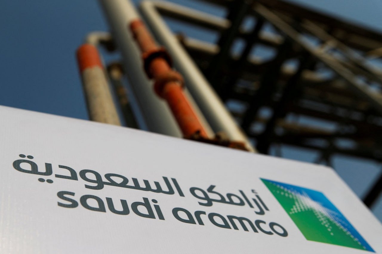 Jafurah принесет Saudi Aramco $11 млрд  Saudi Aramco, одна из ведущих мировых энергетических компаний, заключила крупное соглашение по возвратному лизингу газоперерабатывающих мощностей на месторождении Jafurah на сумму $11 млрд.   Эта сделка была заключена в сотрудничестве с консорциумом международных инвесторов, возглавляемым Global Infrastructure Partners  GIP , входящим в BlackRock.  Jafurah – крупнейшее в Саудовской Аравии газовое месторождение, его запасы, по данным Saudi Aramco, оцениваются в 6,5 трлн кубометров газа и 75 млрд баррелей газового конденсата. Это месторождение играет ключевую роль в стратегии Aramco по увеличению мощностей по добыче газа на 60% к 2030 году.   Сделка предполагает создание дочерней компании Jafurah Midstream Gas Company  JMGC , которая передаст в аренду Aramco права на разработку и использование газоперерабатывающего завода на месторождении Jafurah и установки фракционирования газового конденсата сроком на 20 лет. При этом, Aramco получит исключительные права на добычу и переработку газа с месторождения Jafurah.   Aramco сохраняет за собой контрольный пакет в 51% акций JMGC, в то время как инвесторы во главе с GIP владеют оставшимися 49%.    При сделке на условиях возвратного лизинга компания продает свой актив лизинговой компании, а затем арендует его. Таким образом, компания продолжает использовать актив, но при этом платит аренду за использование, не являясь собственником этого актива. Это позволяет компании получить средства, которые можно направить на другие проекты, при этом сохранить пользование активом и получить налоговые преимущества.