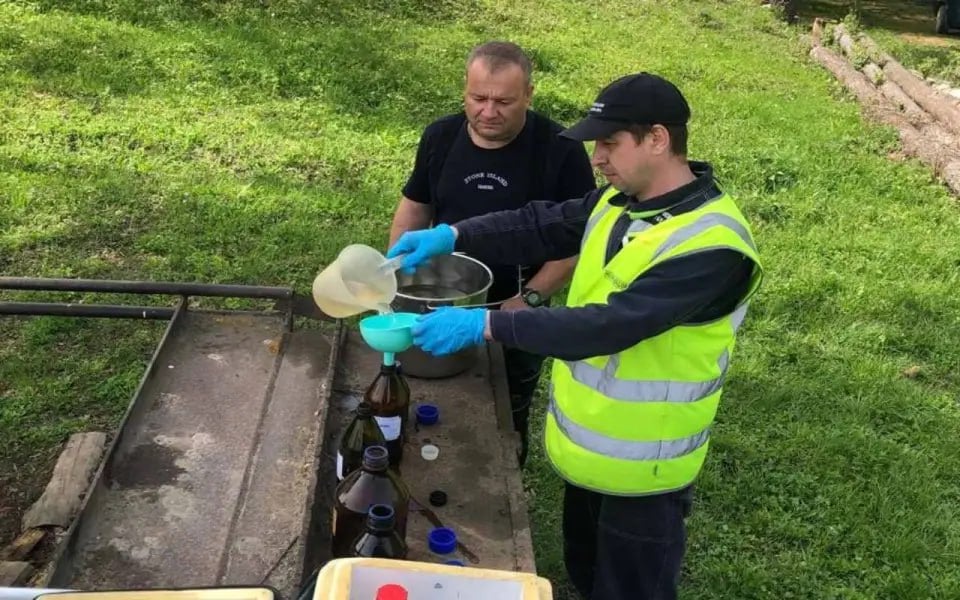 Задонскому водоканалу предложили в добровольном порядке возместить ущерб за загрязнение реки  Центрально-Черноземное управление Росприроднадзора  ЦЧР  обратилось к МУП «Задонский водоканал» с требованием об оплате ущерба, возникшего в результате загрязнения реки Дон.  В случае отказа компании возместить ущерб в размере 4,9 млн рублей, Росприроднадзор планирует обратиться в суд.   В ходе проверки, проведенной специалистами ЦЧР в апреле-мае этого года, было установлено, что МУП «Задонский водоканал» сбрасывал сточные воды с очистных сооружений в реку с превышением предельно-допустимых концентраций вредных веществ.