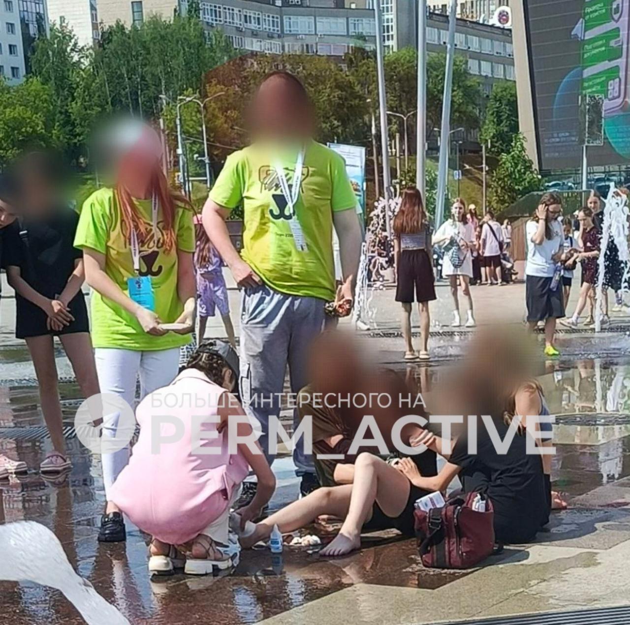 На эспланаде в Перми снова пострадал ребёнок. Девочка купалась в городском фонтане, зацепилась за решётки и повредила палец. Напомним, купание в фонтанах запрещено! Подписаться Прислать новость