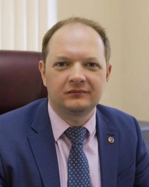 Вчера на своём рабочем месте был задержан бывший заммэра Иванова Алексей Мягков Под руководством Владимира Шарыпова он курировал вопросы благоустройства и ЖКХ, а из мэрии уволился по собственному желанию задолго до отставки шефа. С августа 2024 он работает директором «Ивгортеплоэнерго». По информации IvanovoNews, задержание не связано с работой в «Ивгортеплоэнерго» Подписаться Прислать новость