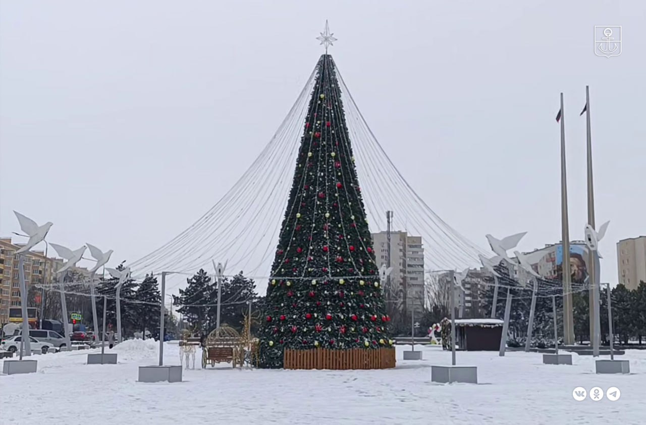 Мариупольцы смогут насладиться прогулками у главной городской елки до Крещения Центральная городская елка продолжит радовать огнями жителей и гостей Мариуполя вплоть до Крещения Господня 19 января Об этом сообщили в муниципальном предприятии Зеленстрой С завершением зимних праздников специалисты приступят к ее демонтажу Между тем уже начался процесс демонтажа районных елок Таким образом новогодняя красавица на площади Ленина в ближайшие дни станет основным местом прогулок и праздничных фотосессий мариупольцев