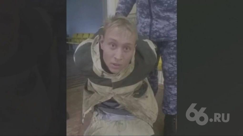 За два слова отправили в колонию уральца Он поддержал парня выстрелившего в военкома во время мобилизации Центральный окружной военный суд в Екатеринбурге приговорил к 6 годам лишения свободы Павла Яковлева 52 летнего жителя Нижних Серег признали виновным в оправдании терроризма В сентябре 2022 го он написал во ВКонтакте комментарий из двух слов под постом о стрельбе в Усть Илимске три года назад в этом городе 25 летний Руслан Зинин на фото ранил военкома из обреза в здании комиссариата Яковлев поддержал нападавшего считает следствие Во время прений адвокат Антон Козычев говорил что Яковлева поняли не так Целей и мотивов оправдывать террористические действия у него не было Фраза означала что человек в военкомат пришел и собрался в армию В этом он молодец В его действиях нет состава преступления сказал адвокат внесен в список террористов и экстремистов   Новости из Екатеринбурга