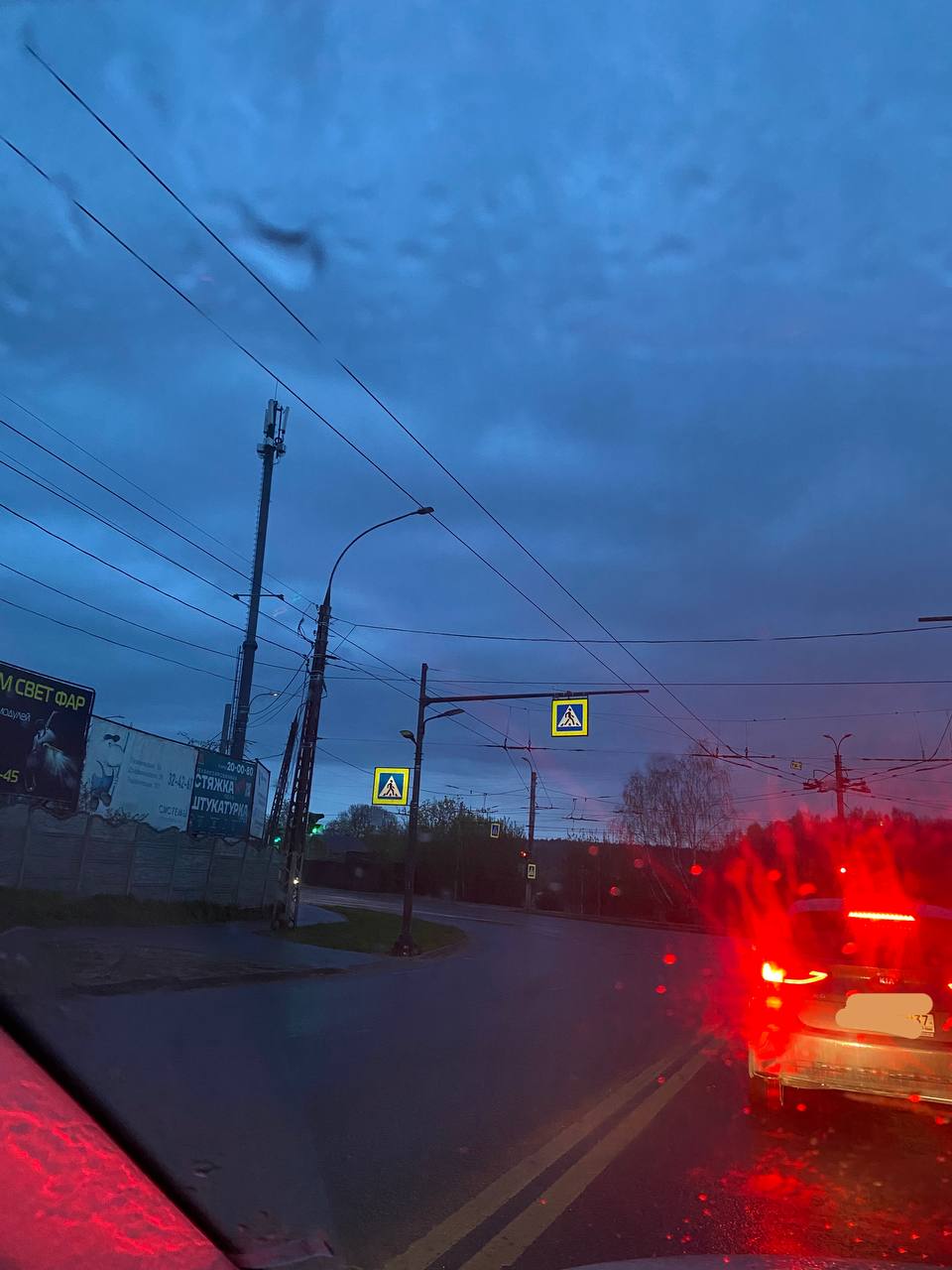 Прислали через про вчерашний вечер в Иванове: «На улице идёт дождь, время 8 вечера, а освещения на улицах до сих пор нет. Город в темноте. Пешеходов, например, без светоотражателей на пешеходных переходах незаметно. Может кто-то объяснит, почему освещение теперь включают поздно?»