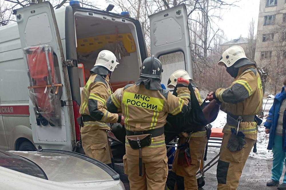 Сотрудники МЧС России спасли мужчину в Снежном  73-летний пенсионер с избыточным весом нуждался  в срочной госпитализации. Спасатели МЧС России на мягких носилках передали мужчину медикам для дальнейшей транспортировки в больницу.   Помощь оказывали 5 сотрудников МЧС России.    МЧС ДНР   МЧС России