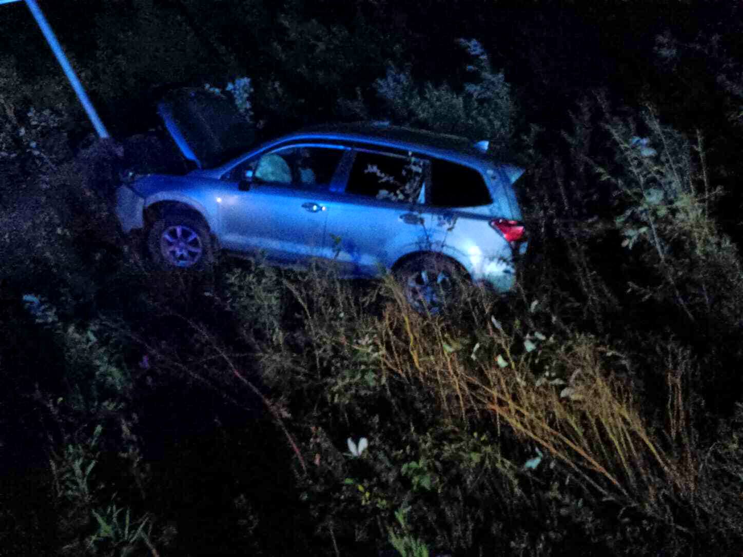 "Subaru Forester" съехал в кювет на трассе "Южно-Сахалинск-Оха": в ДТП никто не пострадал  3 августа на 500-м км. автодороги Южно-Сахалинс-Оха произошло ДТП с участием легкового автомобиля Subaru Forester. Водитель транспортного средства не справился с управлением и съехал с трассы. В машине находилось три человека, никто не пострадал.  В 23:51 о дорожном происшествии стало известно диспетчеру Тымовского пожарно-спасательного отряда , в 23:56 на место прибыл личный состав  пожарно-спасательной части № 41 пгт. Тымовское.  Было задействовано 5 человек личного состава и 1 единица техники.  Работники пожарно-спасательной службы осмотрели место происшествия и сам автомобиль. Выключив АКБ во избежание короткого замыкания, и убедившись, что никакой опасности для окружающих техника больше не представляет, пожарные проследовали в подразделение.  Сообщает Агентство по делам ГО, ЧС и ПБ Сахалинской области