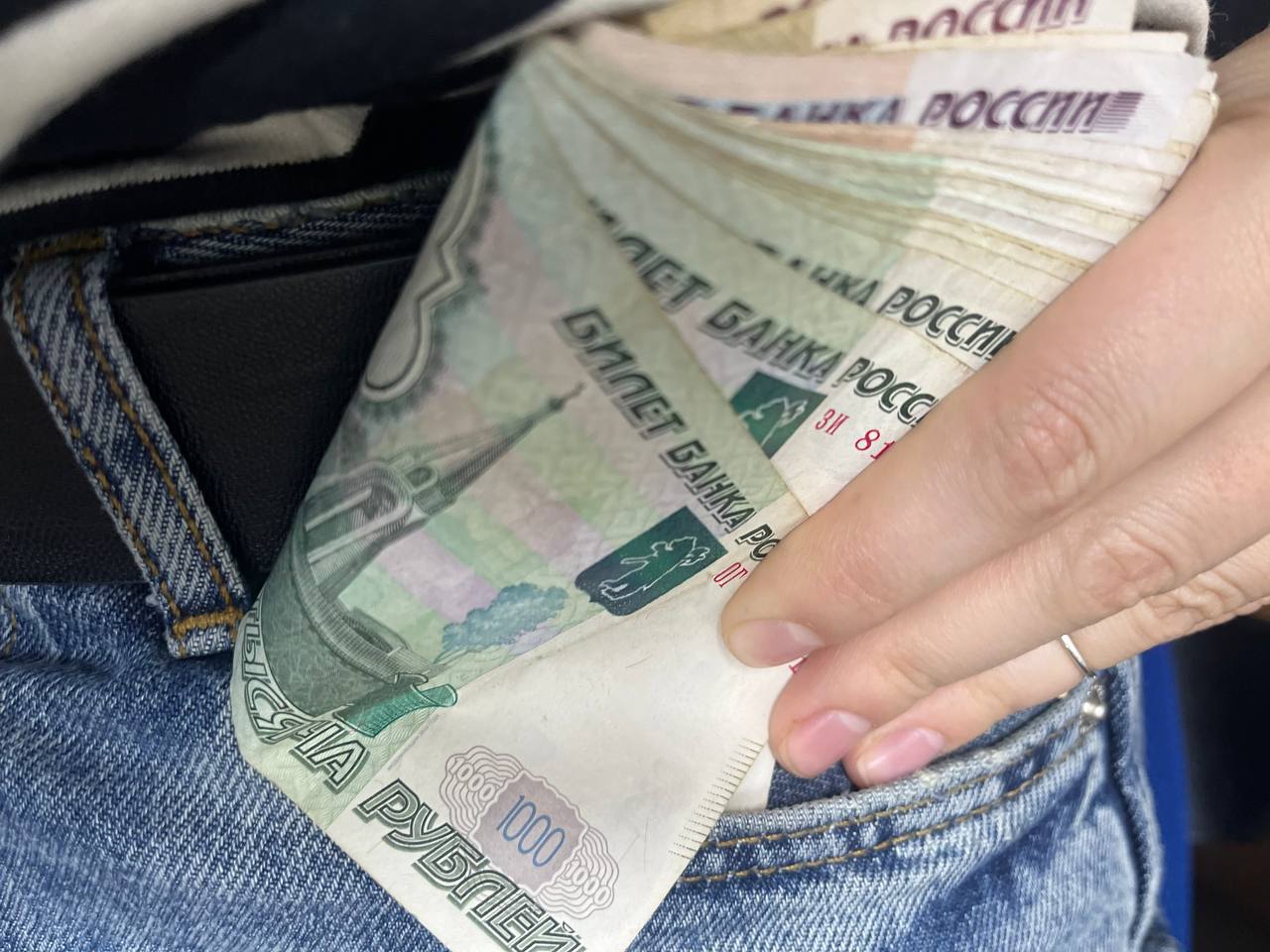Прошёлся по комнатам общежития и похитил сумку и деньги пьяный житель г Облучье ЕАО 21 01 2024 в дневное время мужчина находясь в одном из общежитий Облучья в состоянии алкогольного опьянения с целью извлечения материальной выгоды совершил кражу имущества из жилых помещений местных жителей Он незаконно проник в комнату местного жителя откуда похитил сумку в которой находилось 2 тысяч рублей После этого он зашел в другую комнату где обнаружил спящего хозяина жилища и похитил из кармана его рубашки денежные средства Похищенным имуществом мужчина распорядился по своему усмотрению Ранее мужчина привлекался к уголовной ответственности и судом в отношении него установлен административный надзор Суд приговорил его к 3 годам 4 месяцам лишения свободы с отбыванием наказания в исправительной колонии особого режима Max ВK ОK Telegram Прислать новость