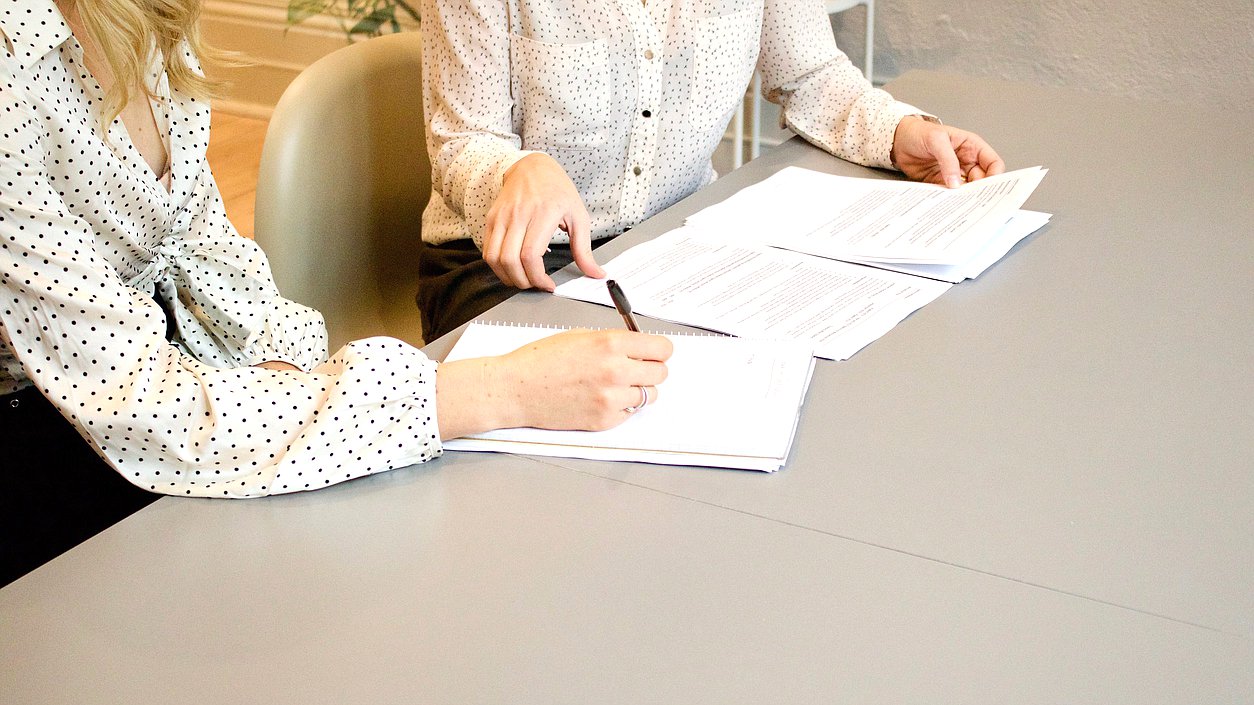 Изменения в федеральное законодательство позволят самозанятым оформить оплачиваемый больничный Государственная Дума во втором и третьем чтениях приняла законы которые дают право самозанятым гражданам оформить оплачиваемый больничный С 1 января 2026 года по 31 декабря 2028 года на всей территории России пройдет эксперимент по добровольной уплате самозанятыми гражданами взносов на социальное страхование Стать участником добровольной системы страхования можно с помощью мобильного приложения Мой налог возможность сделать это будет вплоть до 30 сентября 2027 года Право на оплату больничного возникнет после шести месяцев уплаты взносов Размер пособия зависит от стажа и страховой суммы Изменения в законодательство предусматривают на выбор два размера страховой суммы 35 и 50 тысяч рублей В первом случае ежемесячный взнос в Фонд пенсионного и социального страхования составит 1344 рубля во втором 1920 рублей По желанию можно будет перечислить всю сумму единовременно Народный Совет ЛНР в MAX