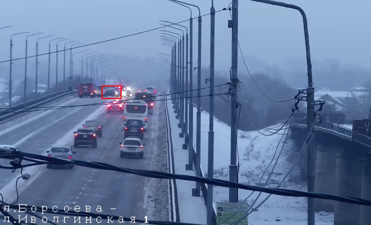 ДТП на Селенгинском мосту ул Иволгинская здесь столкнулись два автомобиля Образовалась огромная пробка Занята правая полоса в направлении ул Борсоева На месте ДТП работают сотрудники ГАИ пожарной и скорой помощи Информация уточняется Комитет по транспорту потребительскому рынку и предпринимательству Администрации г Улан Удэ