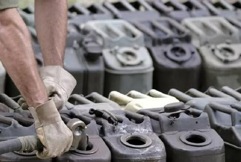 В Казахстане завершено расследование дела о контрабанде нефтепродуктов через подземный тоннель на границе с Узбекистаном. Группа лиц проложила 450-метровый тоннель, через который в течение двух месяцев осуществлялась незаконная перевозка горюче-смазочных материалов при зарубежной финансовой поддержке. Одновременно аналогичную операцию провели узбекские правоохранители. Установлены все участники схемы, в том числе граждане Узбекистана; пятеро граждан Казахстана признаны подозреваемыми, дело передано в суд. Подробнее на нашем сайте