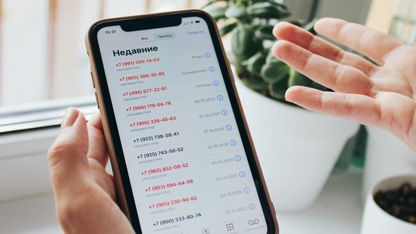 С 1 августа россияне смогут отказаться от рекламных рассылок. Операторы обязаны предоставить возможность отказаться от спама через личный кабинет или приложение. А с сентября под запрет попадут и навязчивые звонки без согласия абонента. Если же нежелательная реклама всё-таки прорвётся, то можно пожаловаться через «Госуслуги».
