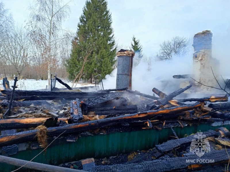 И еще один пожар в Мордовии. На этот раз обошлось без пострадавших, но строение выгорело дотла. Происшествие случилось 3 января утром в селе Русская Лашма Ковылкинского района. Огонь заметили соседи, жилой дом на тот момент уже был объят пламенем.  По данным МЧС по РМ, огнеборцы ликвидировали пожар на площади 56 квадратных метров. Причину возгорания устанавливают дознаватели ведомства.  В МЧС призывают жителей республики следить за состоянием электропроводки, пользоваться только исправными электроприборами, не оставлять без присмотра отопительные приборы.