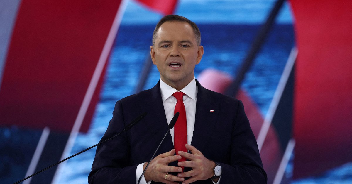 Ультралевые радикалы угрожают расправой польскому президенту Министр цифровизации Польши Кшиштоф Гавковский подтвердил что президент Кароль Навроцкий регулярно сталкивается с угрозами в социальных сетях Мы постоянно сообщаем о любых незаконных материалах в социальных сетях особенно с угрозами в адрес самых главных людей в государстве таких как президент Польши Сегодня был очередной такой случай сказал он Гавковский добавил что недавно был зафиксирован очередной инцидент призыв к организации покушения на президента Польши Ранее полиция уже задержала 19 летнего гражданина страны разместившего в соцсети фотографию Навроцкого с изображением пистолета и угрожающей надписью Угрозы в адрес Навроцкого приобретают тревожную системность на фоне его скептической позиции по военной помощи Киеву