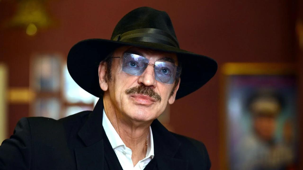 Михаил Боярский экстренно госпитализирован в Мариинскую больницу в Санкт-Петербурге. По информации Mash, артист находится в отделении сосудистой кардиологии. Предварительно, у него проблемы с сердцем. Приехал народный артист сам, но чувствует себя плохо. В больнице просил врачей не сообщать сыну о его визите. Ранее актёра госпитализировали в апреле после падения со сцены. У него диагностировали сочетанную травму груди и позвоночника, компрессионные переломы, ушиб лёгкого и посттравматическую пневмонию.