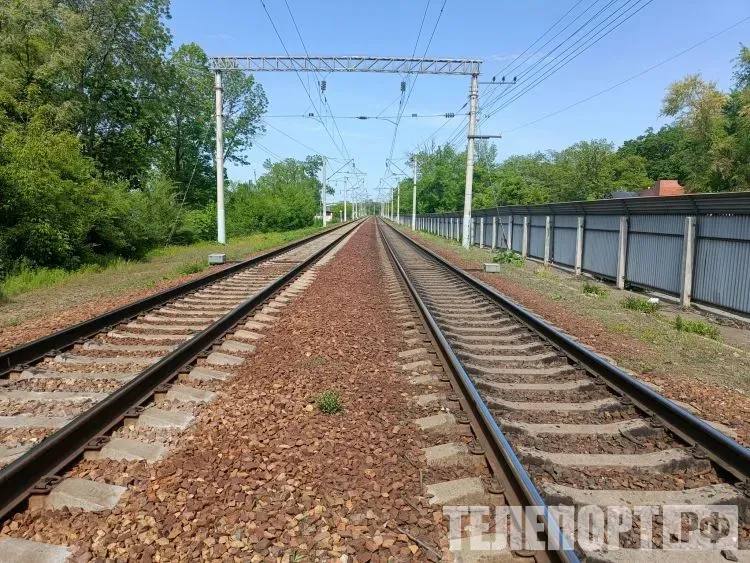 ФСБ предотвратила диверсию на железной дороге в Приамурье По данным следствия, амурчанин собирался поджечь релейный шкаф. В Амурской области сотрудники регионального управления ФСБ пресекли подготовку диверсионного акта на участке Транссибирской магистрали. Правоохранители установили амурчанина, который инициативно вступил в переписку с представителем украинской террористической организации. Их общение проходило в мессенджере. За денежное вознаграждение житель Приамурья согласился поджечь релейный шкаф на железнодорожном перегоне. Следственным отделом регионального УФСБ в отношении амурчанина возбуждено уголовное дело по статье "Приготовление к диверсии" ч. 1 ст. 30, ч. 1 ст. 281 УК РФ . Санкции этих статей предусматривают наказание в виде лишения свободы на срок до 20 лет." Обвиняемый задержан и в настоящее время находится под стражей", - сообщили в пресс-службе управления ФСБ по Амурской области. Фото ТЕЛЕПОРТ.РФ Автор: Редакция ТЕЛЕПОРТ.РФ ТЕЛЕПОРТ.РФ