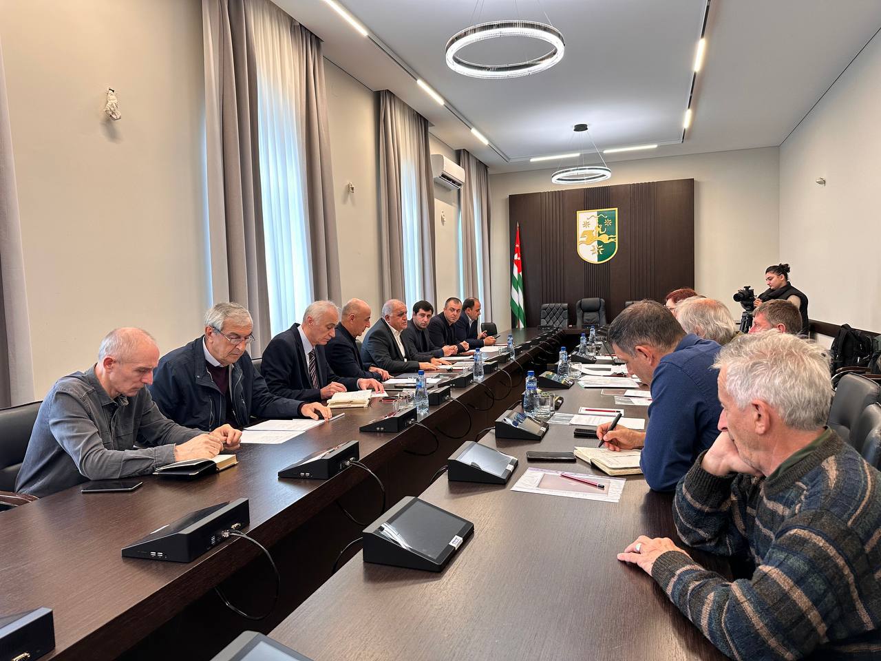 Первое заседание абхазо российской рабочей группы по реинтродукции кавказских зубров в Абхазии состоялась в Сухуме В качестве подходящего места для разведения зубров выбран Псху Гумистинский заповедник Участники встречи обсудили мероприятия по подготовке Псху Гумистинского заповедника к реинтродукции кавказского зубра Первых зубров планируется завезти в заповедник в 2026 году сообщила заместитель директора Росзаповедцентра Ольга Кревер Определена предпочтительная численность зубров которых предлагается в 2026 году привезти в Абхазию Это шесть особей два самца и четыре самки Для этого нужно подготовить детальный пошаговый план реализации намеченных мероприятий который будет включать все моменты связанные со строительством клеток отловом животных получением ветеринарных документов на российской стороне получением документов для пересечения границы и многое другое Все это нужно будет составить до 15 ноября Мы постараемся подготовить детальный план в эти сроки сказала она С абхазской стороны в обсуждении принимали участие председатель Госкомитета по экологии и природопользованию Савелий Читанава председатель парламентского комитета по экономической политике реформам и информационным технологиям Резо Зантария директор Института экологии АНА Роман Дбар начальник Госуправления лесного хозяйства Анзор Ашхацава начальник Госуправления ветеринарной службы Роман Джопуа и директор Псху Гумистинского заповедника Вианор Авидзба Российскую сторону представляли директор ФГБУ Росзаповедцентр Ольга Кревер замдиректора департамента государственной политики и регулирования в сфере развития ООПТ Минприроды России Софья Толкачева заместитель начальника отдела двустороннего сотрудничества Департамента международного сотрудничества в сфере природных ресурсов и охраны окружающей среды Минприроды России Наталья Рощина заместитель директора ФГБУ Кавказский государственный природный заповедник имени Х Г Шапошникова Николай Ескин ведущий научный сотрудник ФГБУ Кавказский государственный природный заповедник имени Х Г Шапошникова Сергей Трепет Апсныпресс Instagram Facebook Дзен