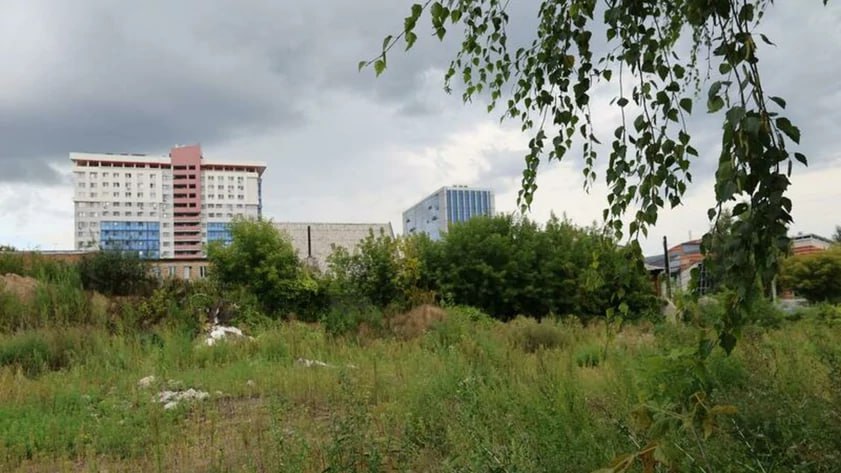В квартале за ТОЦ Plaza Барнауле построят многоэтажку Девелопер сформировал участок на месте частных домов Общественные обсуждения на которых рассматривали грядущие перемены в квартале прошли тихо участие в них не принял ни один барнаулец В итоге городской строительный комитет рекомендовал утвердить предложенные изменения Многоэтажку хотят возвести в квартале ограниченном ул Никитина пер Радищева ул Короленко и пр Красноармейским Пока неизвестно как будет выглядеть будущий дом девелопер лишь вносил земельные изменения в план развития микрорайона Общая площадь участка отведенного под многоквартирник 0 8 га Его сформировали после выкупа частных домов и небольших деревянных двухэтажек Кроме того к площадке присоединят несколько небольших проездов которые ранее использовали для обслуживания домов Фото amic ru