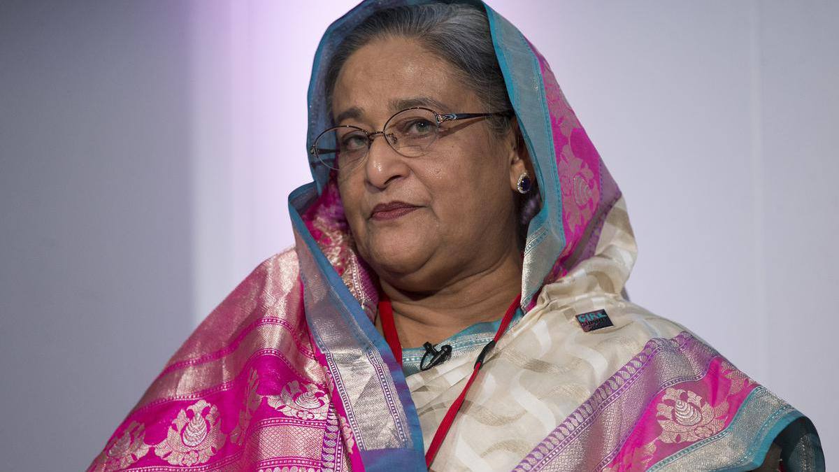 Экс премьер Бангладеш Шейх Хасина заочно приговорена к смертной казни за преступления против человечности связанные с жестоким подавлением антиправительственных протестов в прошлом году передает Би би си Решение принял специальный трибунал в столице Дакке Обвиняемая премьер министр совершила преступления против человечности отдав приказ использовать беспилотники вертолеты и смертоносное оружие сказал судья Голам Мортуза Мозумдер Хасина была свергнута в августе 2024 года после чего покинула страну и поселилась в Индии Власти Индии отказывались экстрадировать политика для суда Она отрицает все обвинения и называет трибунал политически мотивированным фарсом Фото Oli Scarff Getty Images РБК в Telegram MAX